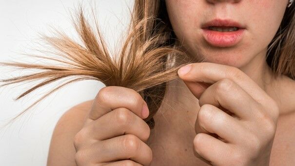 Ahogy öregszünk, és ezáltal az ösztrogéntermelése is csökken, a hajszálak elvékonyodnak és hajlamosabbak a töredezésre.