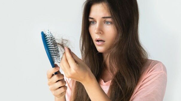 A hajhullás különösen aggasztó lehet a nők számára, az okok azonosítása fontos a sikeres kezeléshez. 