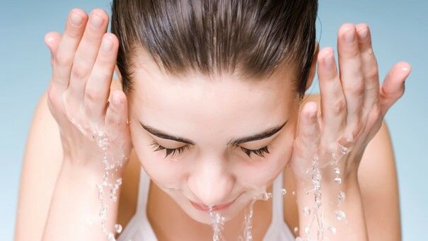 Használj hideg vagy langyos vizet arcmosáskor, és ne mosd meg naponta többször!