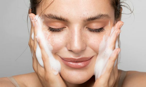 Az érzékeny bőr kezelésénél fontos a tisztítás