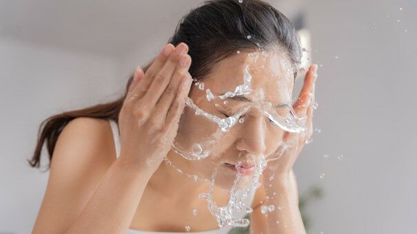 Ha zsíros a bőröd, érdemes minimálisra csökkentened az arcmosás gyakoriságát.