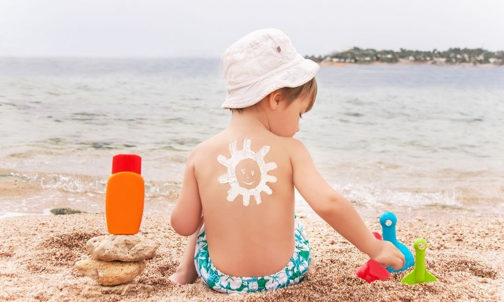 gyerekbőr védelme nyáron a strandon