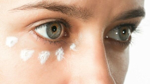 A szemkörnyék ápolása érdekében válassz megfelelő szemkörnyékápoló krémet!