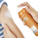 Kép 2/2 - Vichy Idéal Soleil homokálló napvédő spray gyerekeknek arcra és testre SPF 50⁺ 200 ml